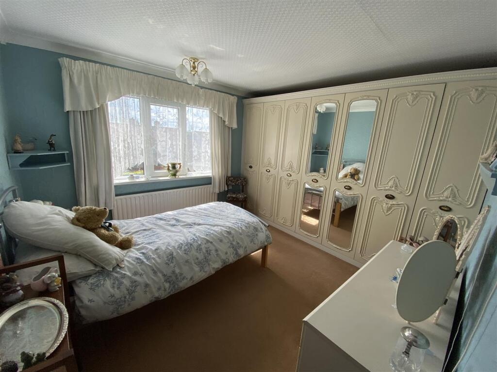 Bedroom no.1 rear double: