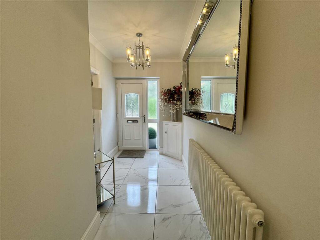 EN-SUITE BATHROOM
