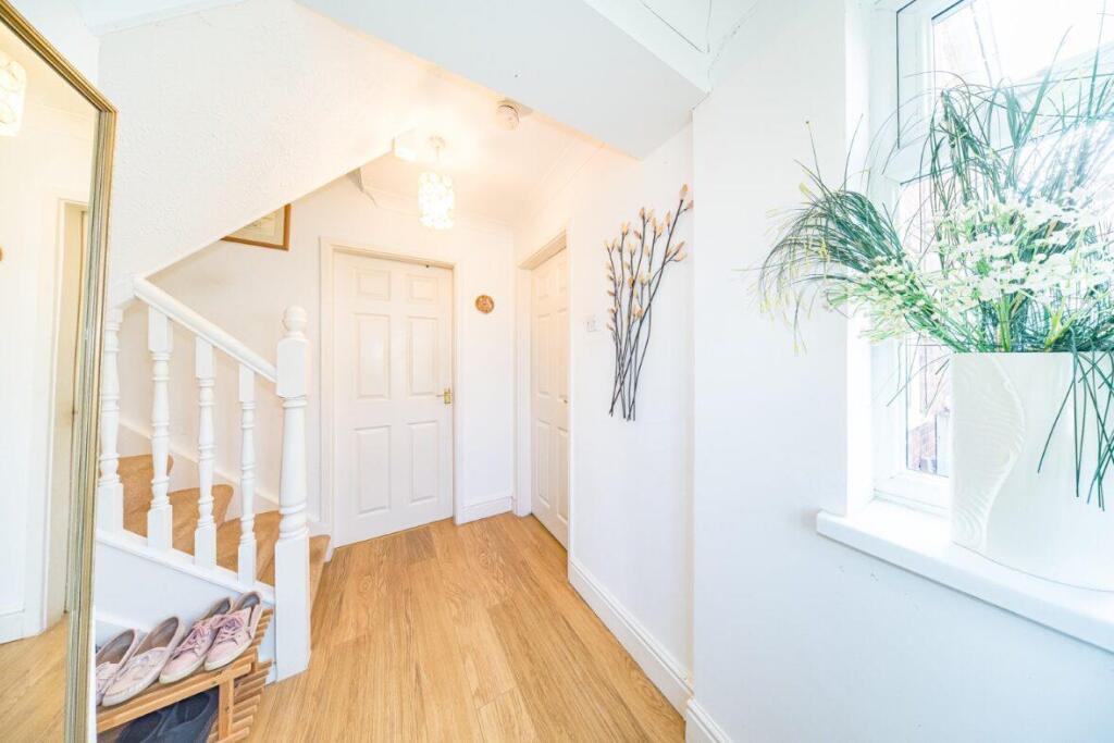 9 Pratt Road hall.jpg