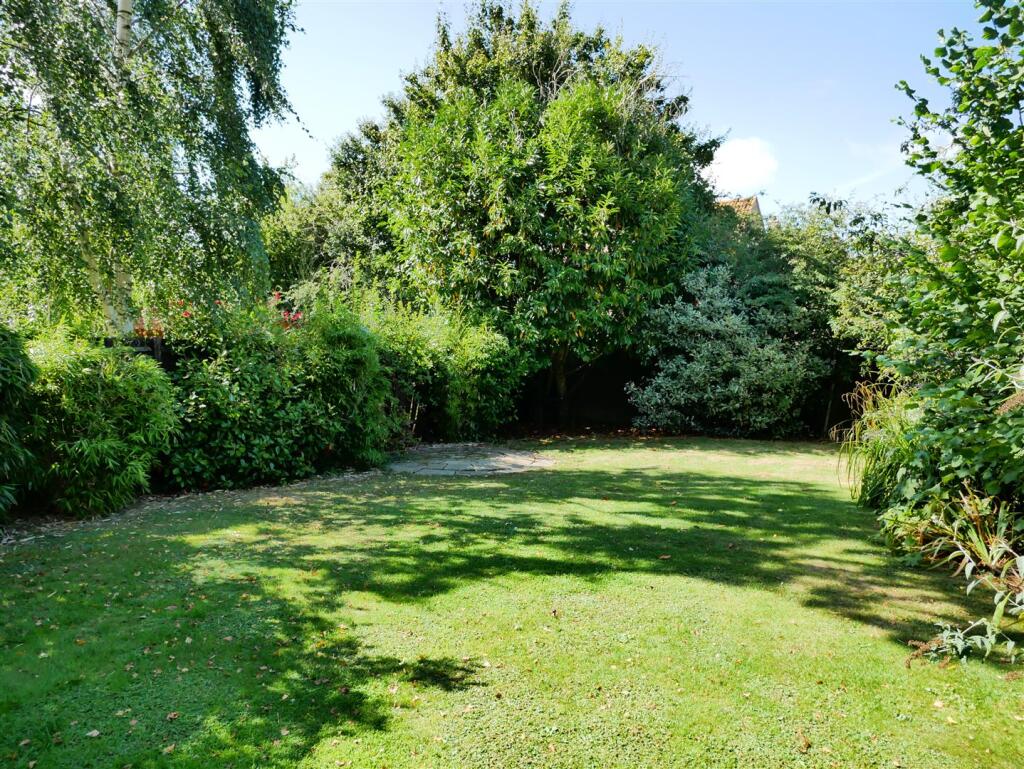 LARGE REAR GARDEN
