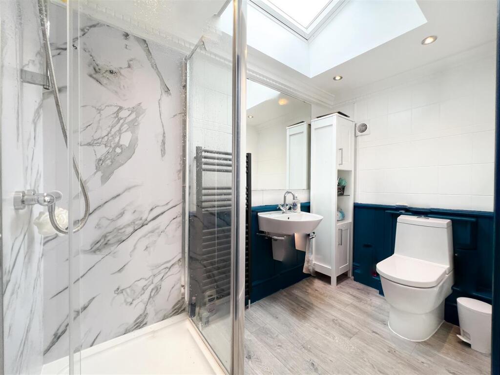 433 Glossop - Shower room