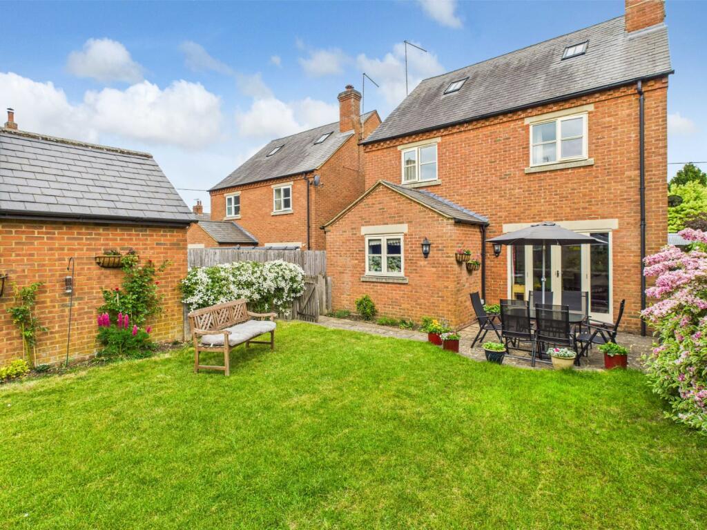 29. CAM04922G0-PR0024-STILL033