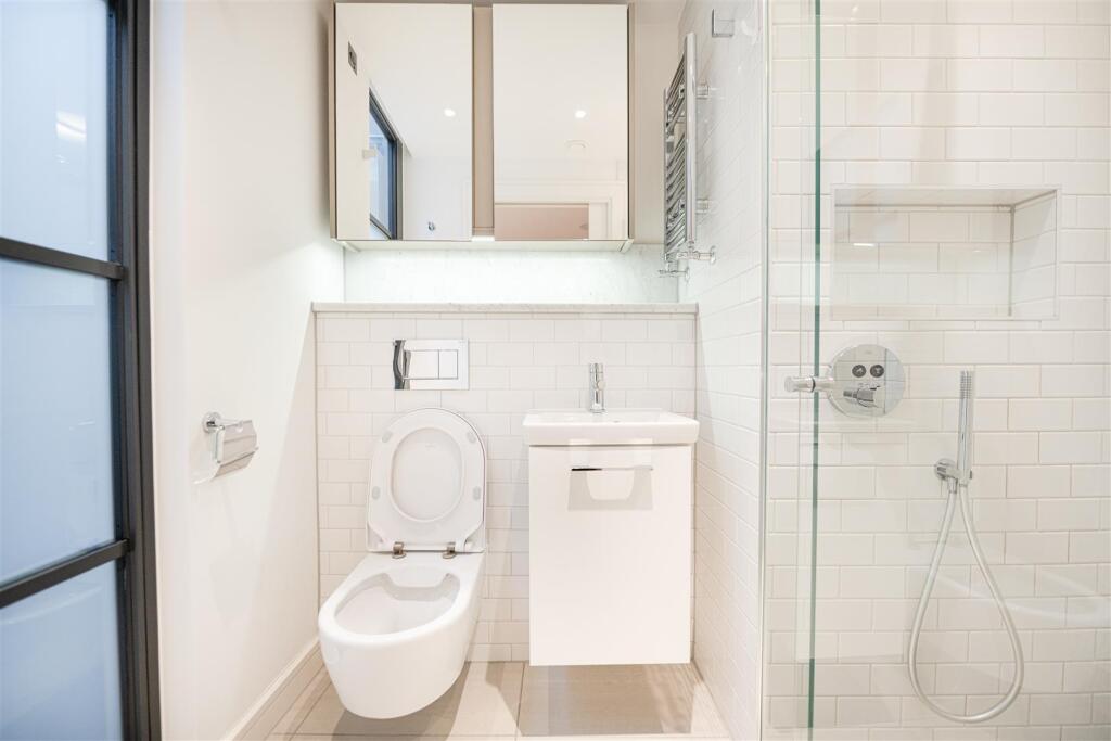 Bathroom 3           .jpg
