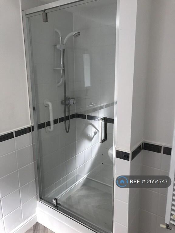 Ensuite - Facing Shower