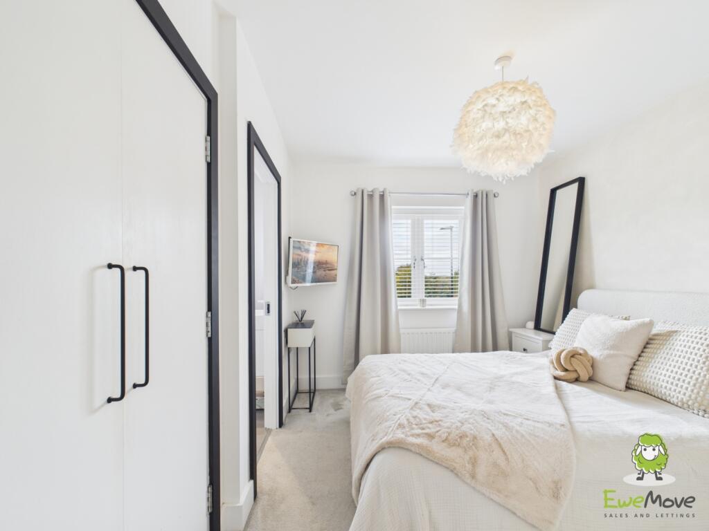 EweMove Estate Agents Basingstoke - Fishbourne Gar