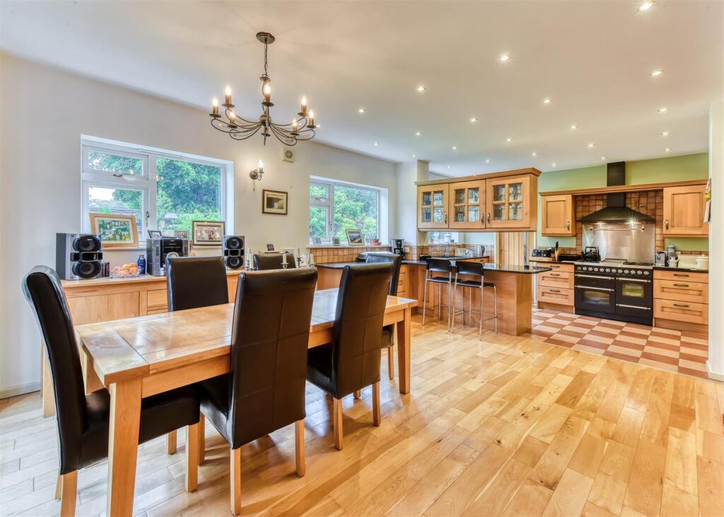 32 Highlands Road-kitchen1.jpg