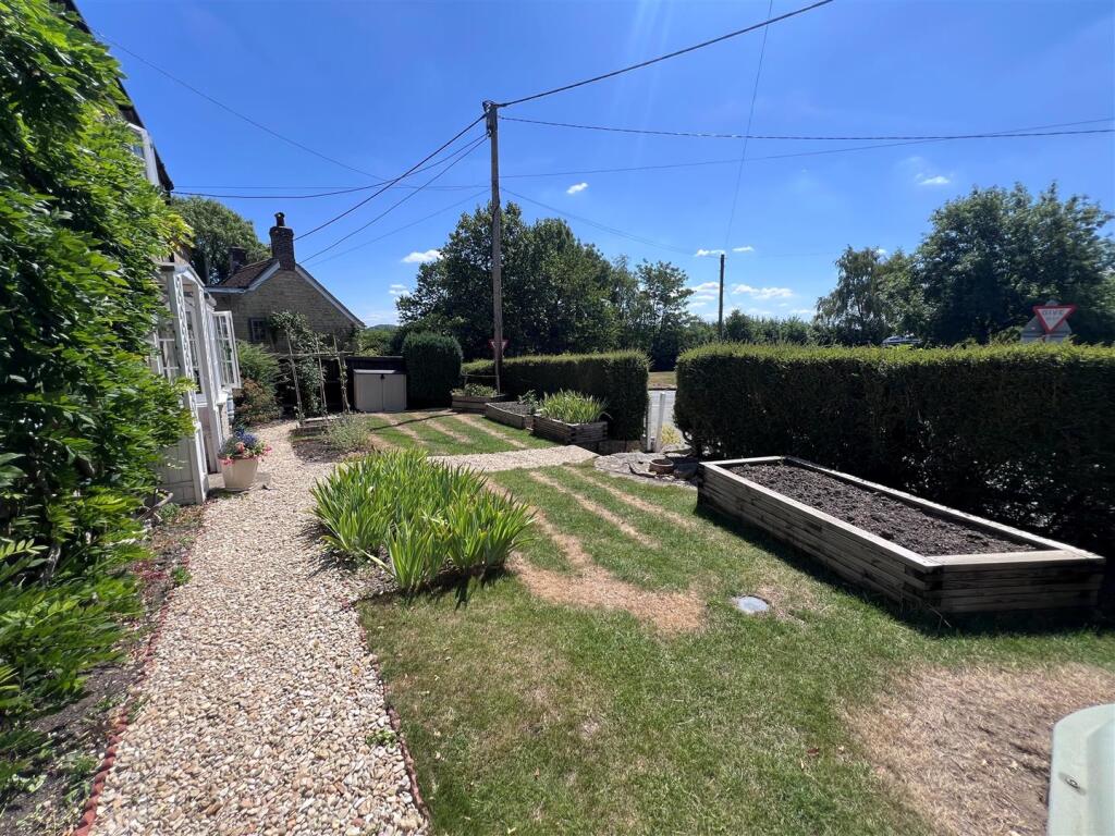 Front garden 1.jpg