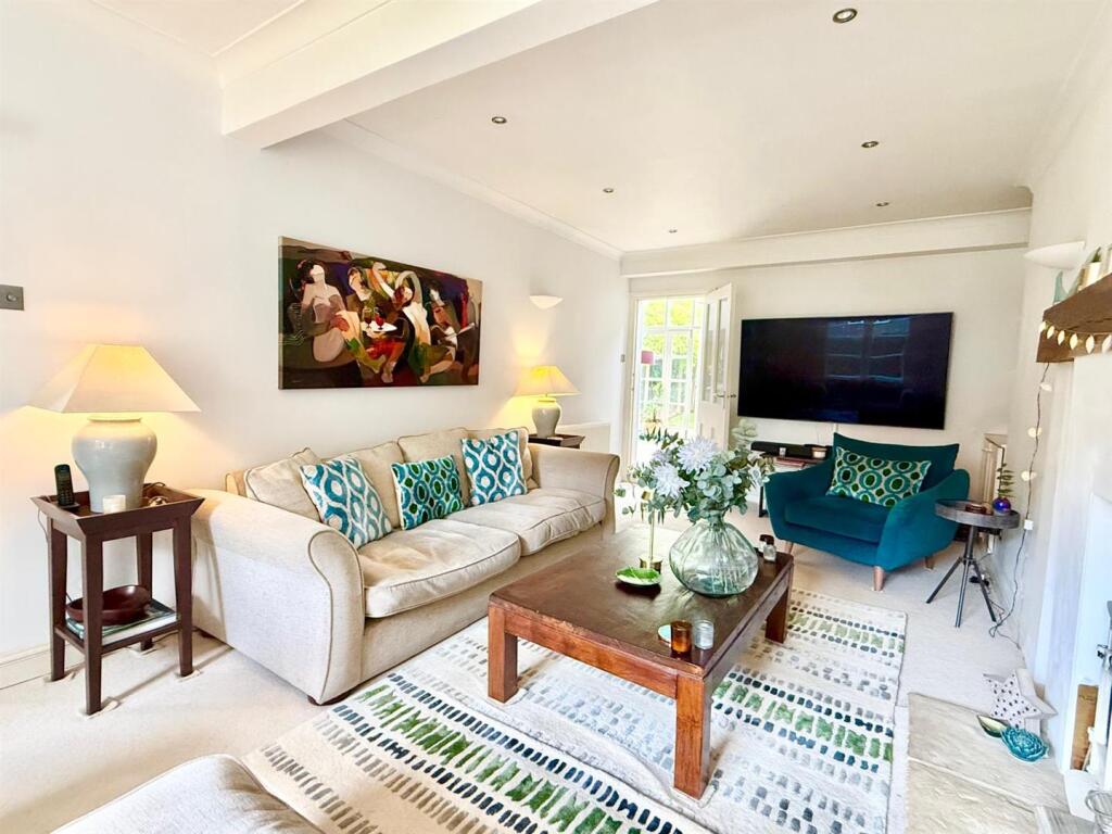 Living room 1.jpg