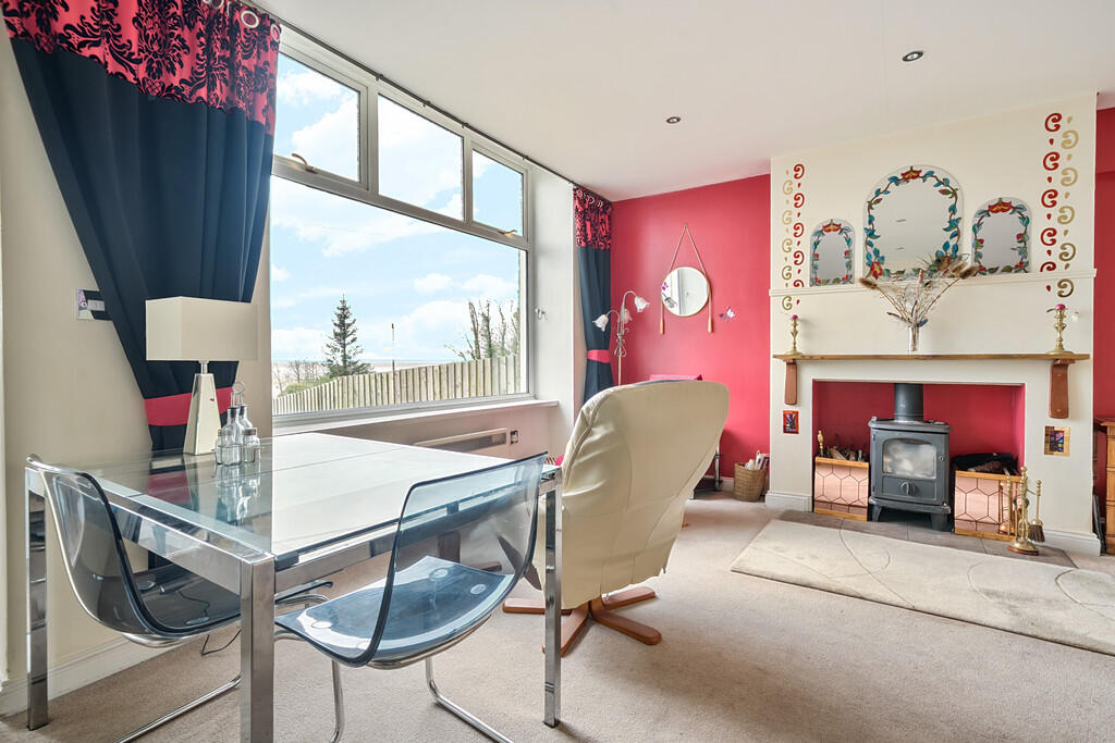 Lounge/Dining Roo...