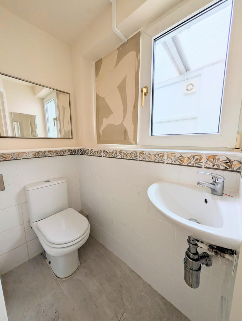 Bedroom 2 En-Suite WC