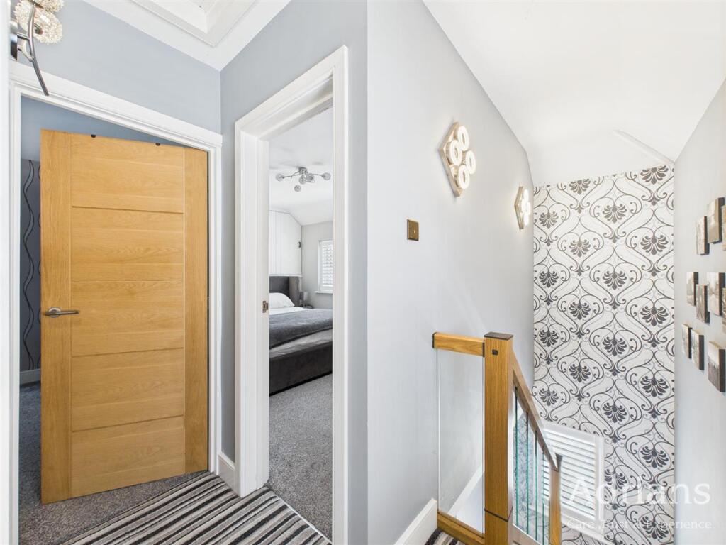FIRST FLOOR LANDING
