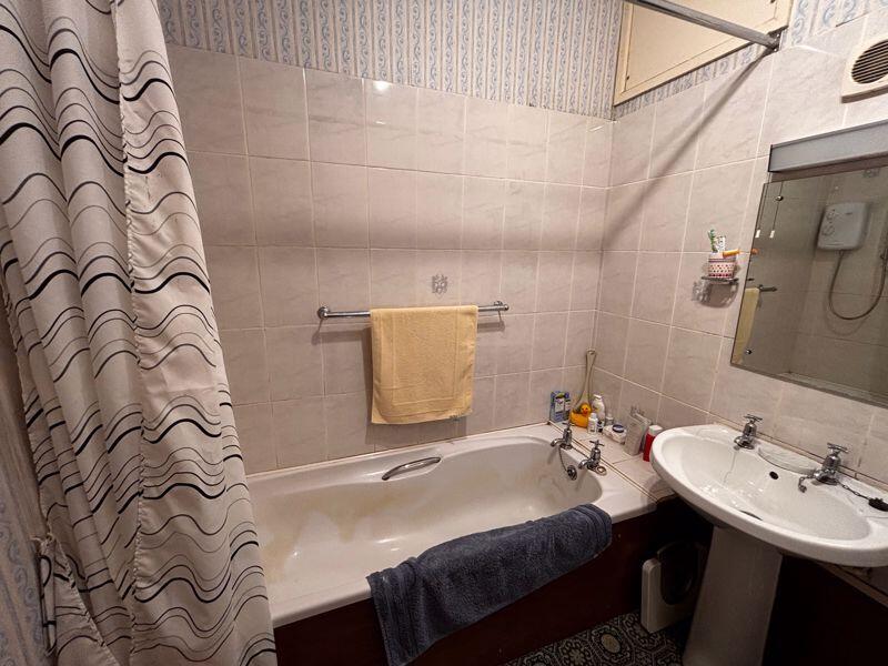 Flat 8 bathroom 