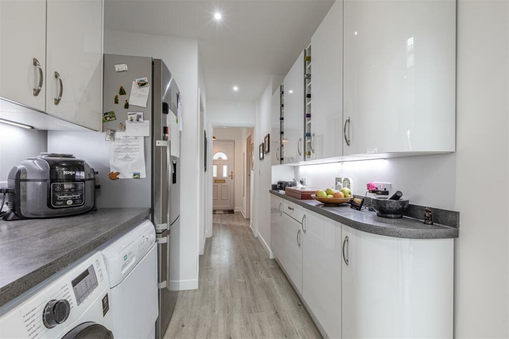 26 Holly Avenue, new haw, kt15 3ub - 11.jpg
