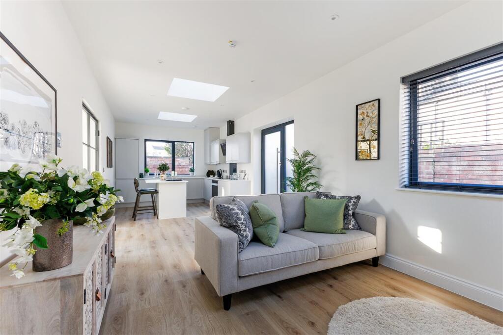 88075_32 Carlton Street (8).jpg