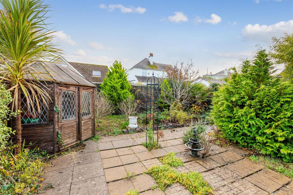 A08 - Southway Headland Road, Torquay - 251203.jpg