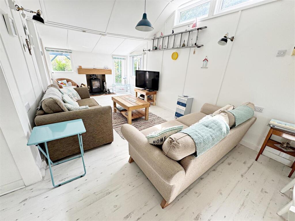 LIVING/DINING AREA
