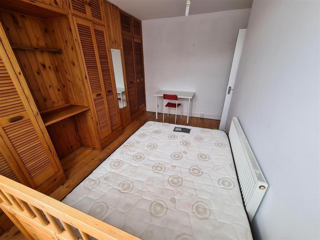 Cozy double bedroom featuring a spacious fitted...