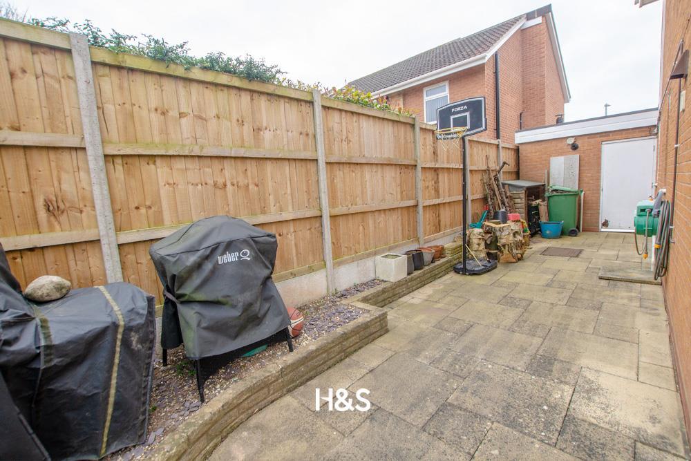 6 Starbold - rear garden 3.jpg