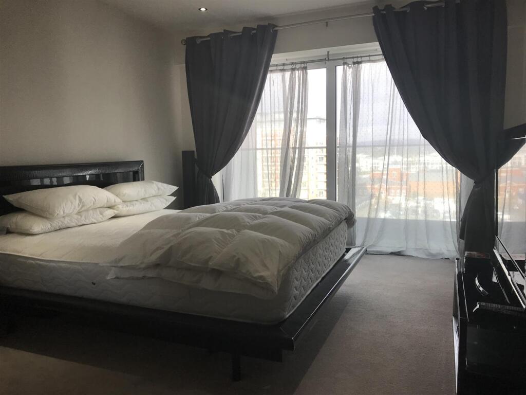 GRAND MASTA BED.JPG