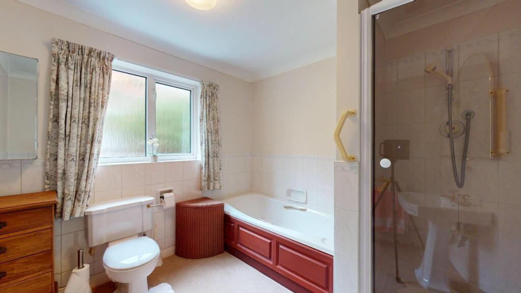 EN SUITE BATHROOM