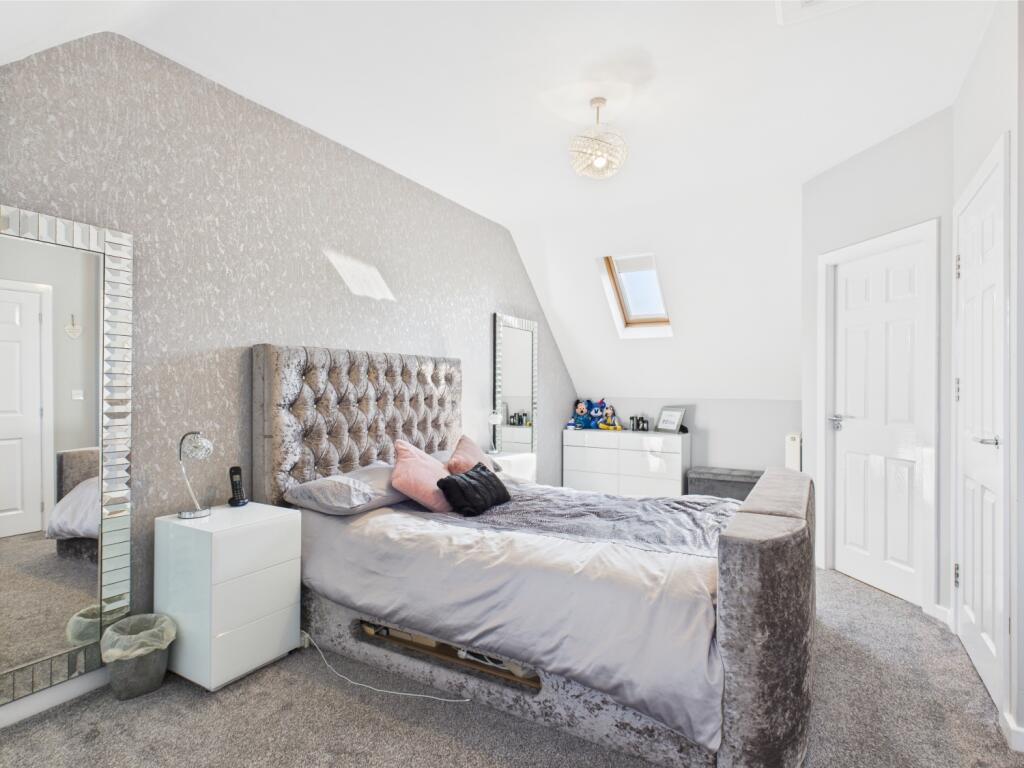 CAM03729G0-PR0041-STILL025