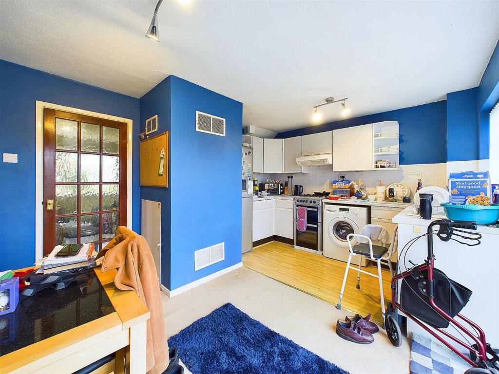 2 - Two-Bed Terraced House In Yate Form Modernisat