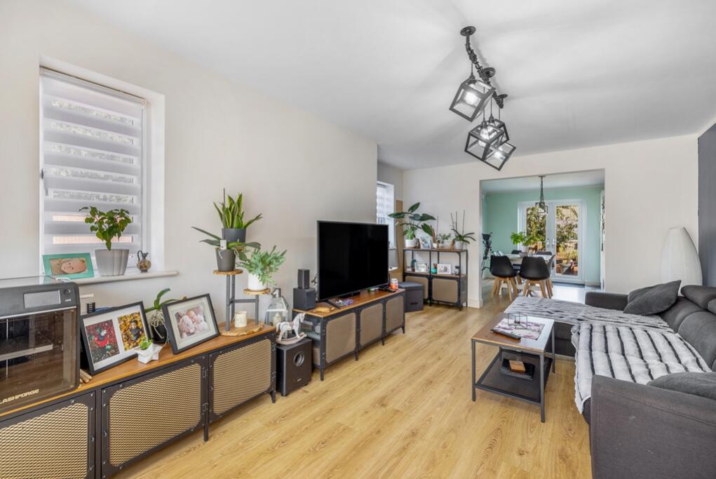 82 De Montfort Gardens (Boston)-11