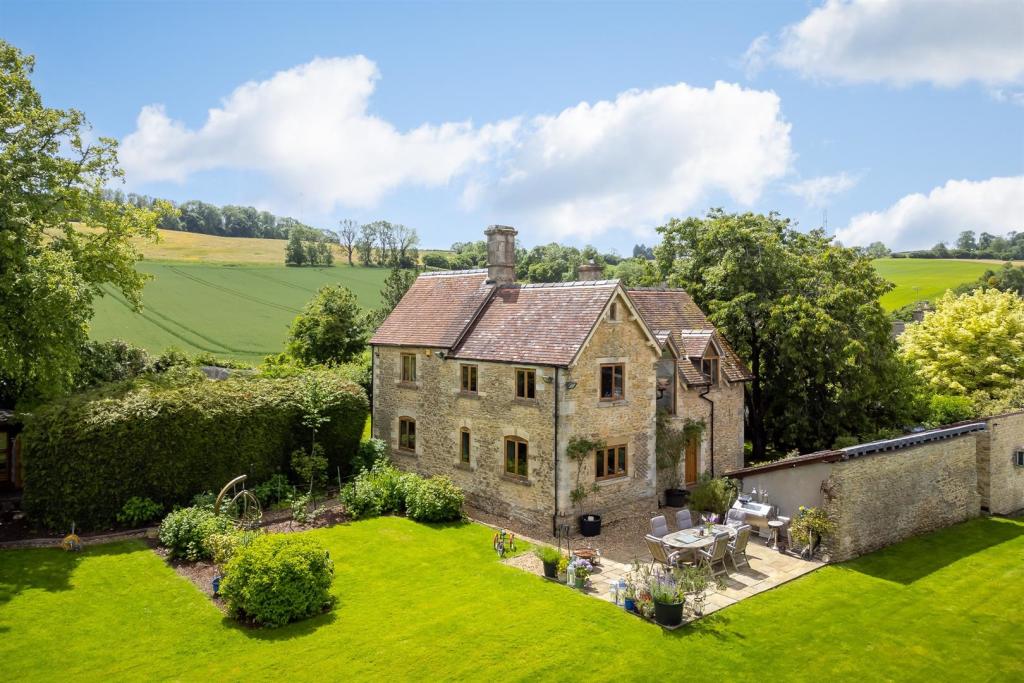 52 - Hillacres - GL53 9NS - Web.jpg