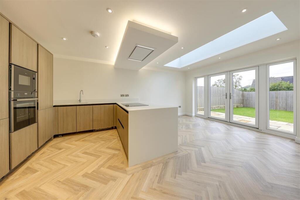 Open Plan Kitchen / Dining / Living Alt 2