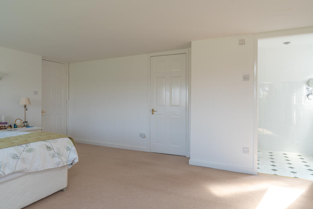 BEDROOM 1 (2).jpg