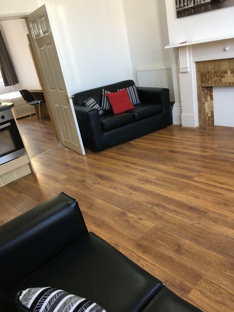 24) 25 Ash Grove Flat A Living Room 31.07.2020.jpg