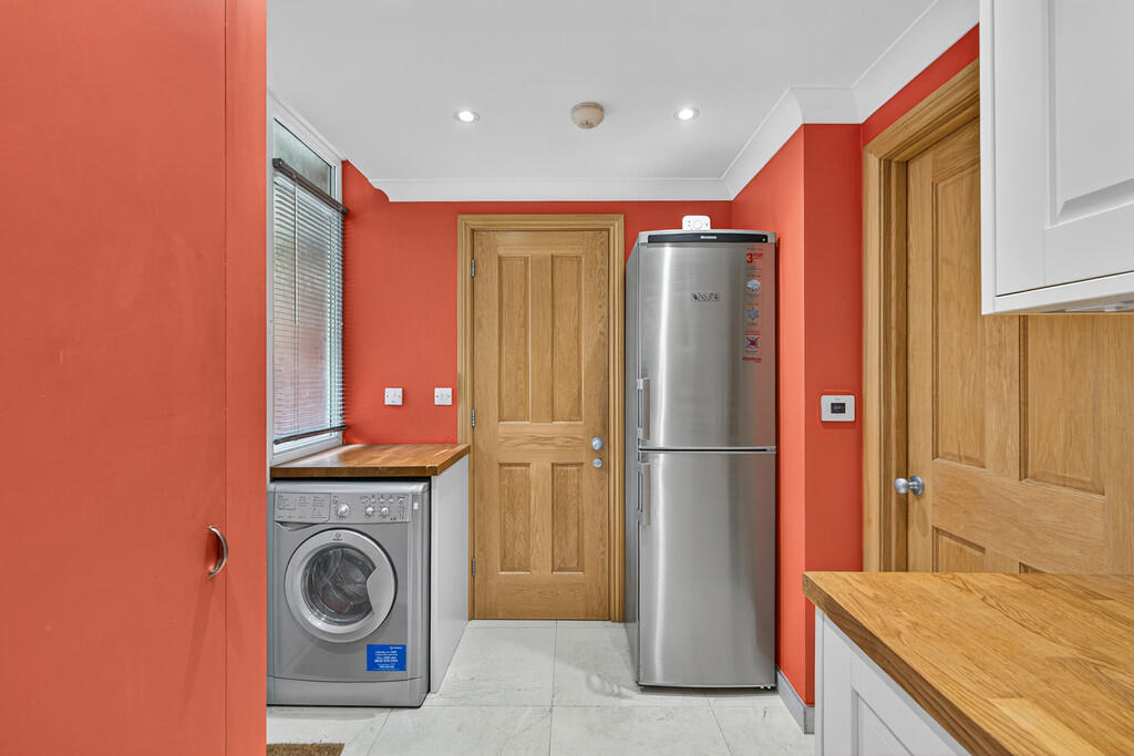 33 Walpole Close-...