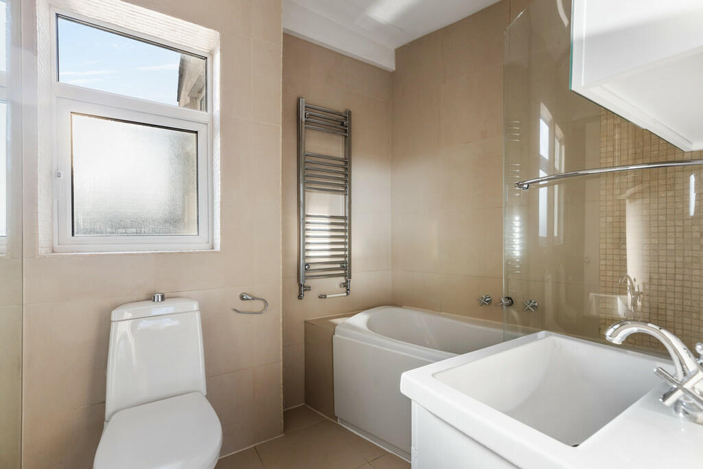 99 Leslie Road N2...