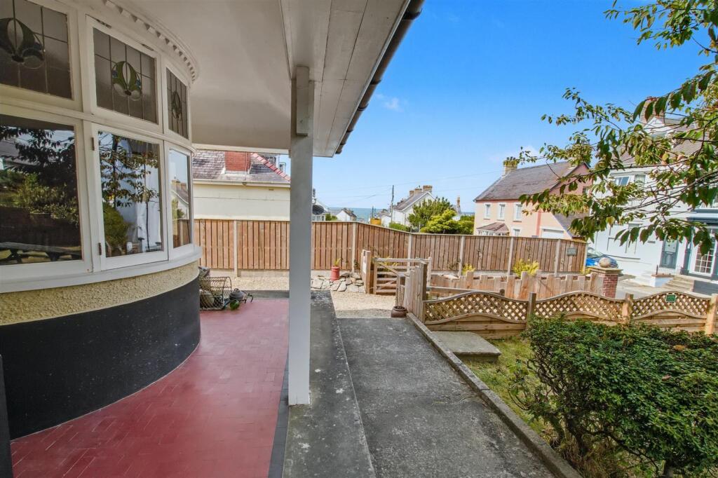 Bow window &amp; sea views