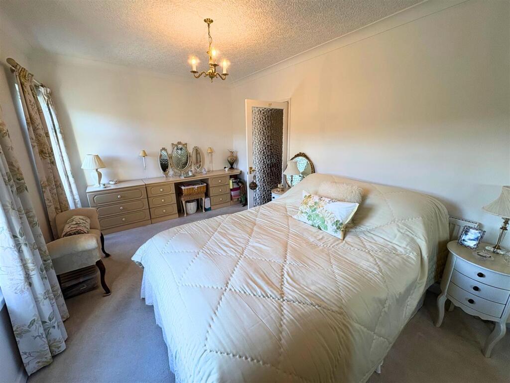 Bedroom 1c (edit).jpg