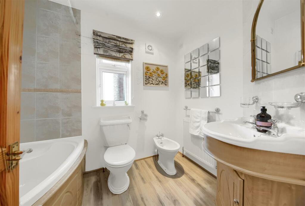 9 En-Suite Bathroom.jpg