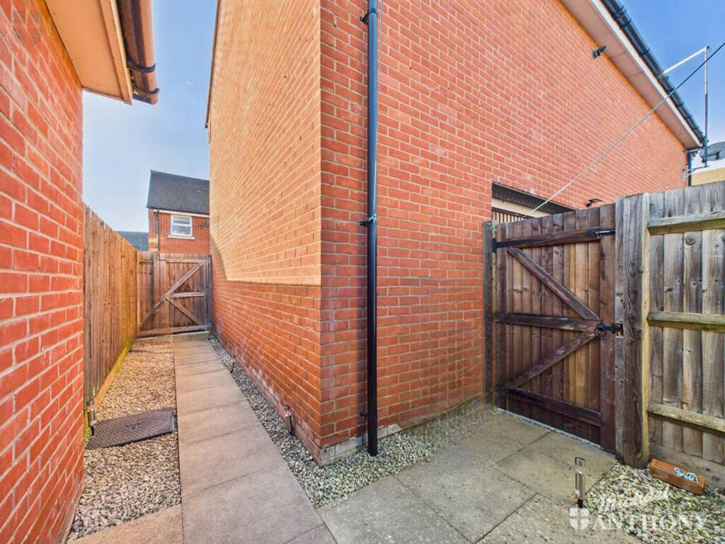 CAM03218G0-PR0830-STILL003-thumbnail-h750-70