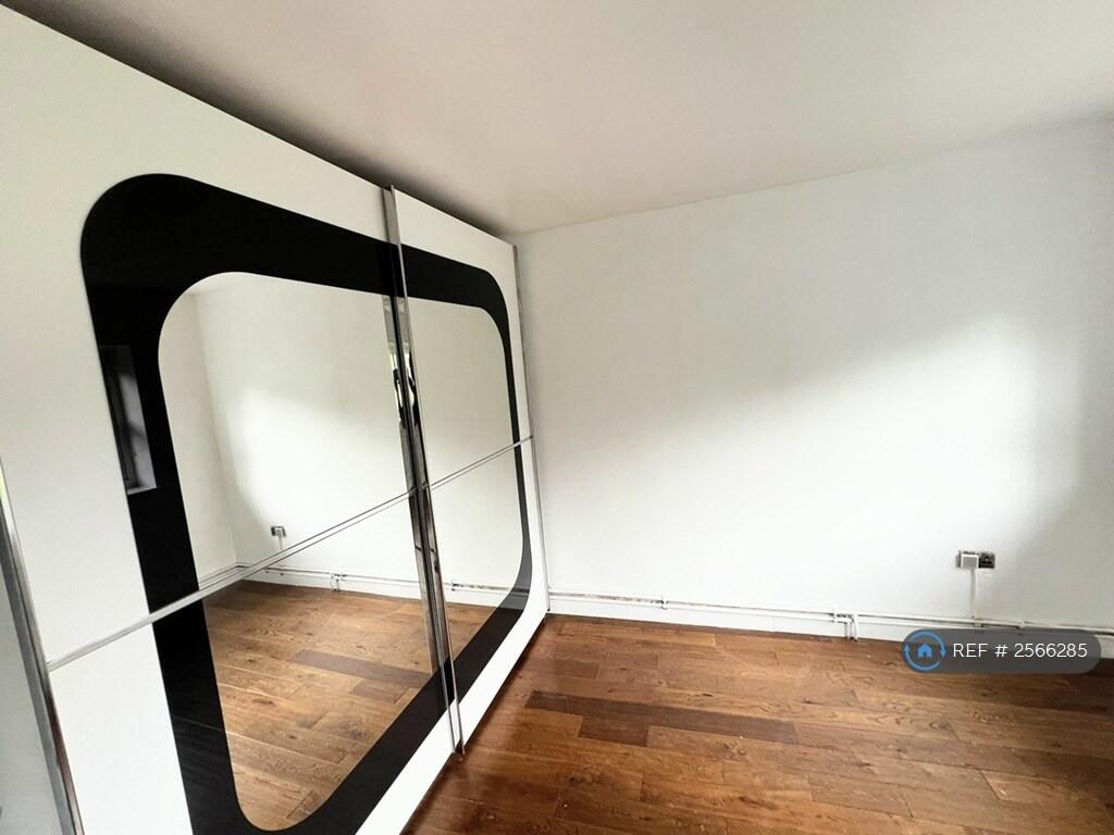 Bedroom 3 (Top Floor)