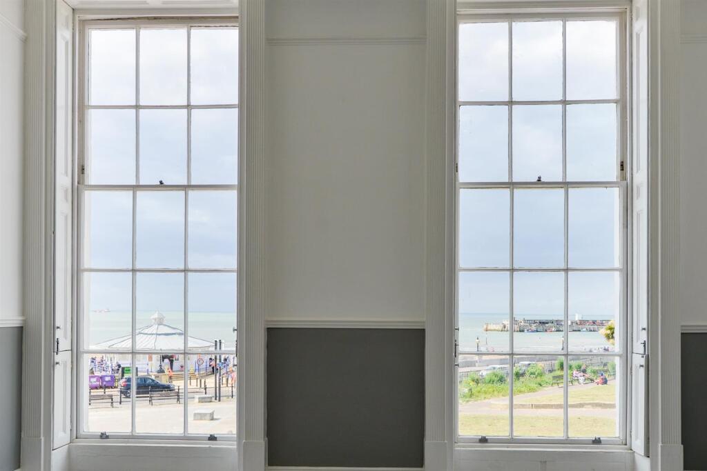 Flat 1, 12a Marine Gardens1.jpg