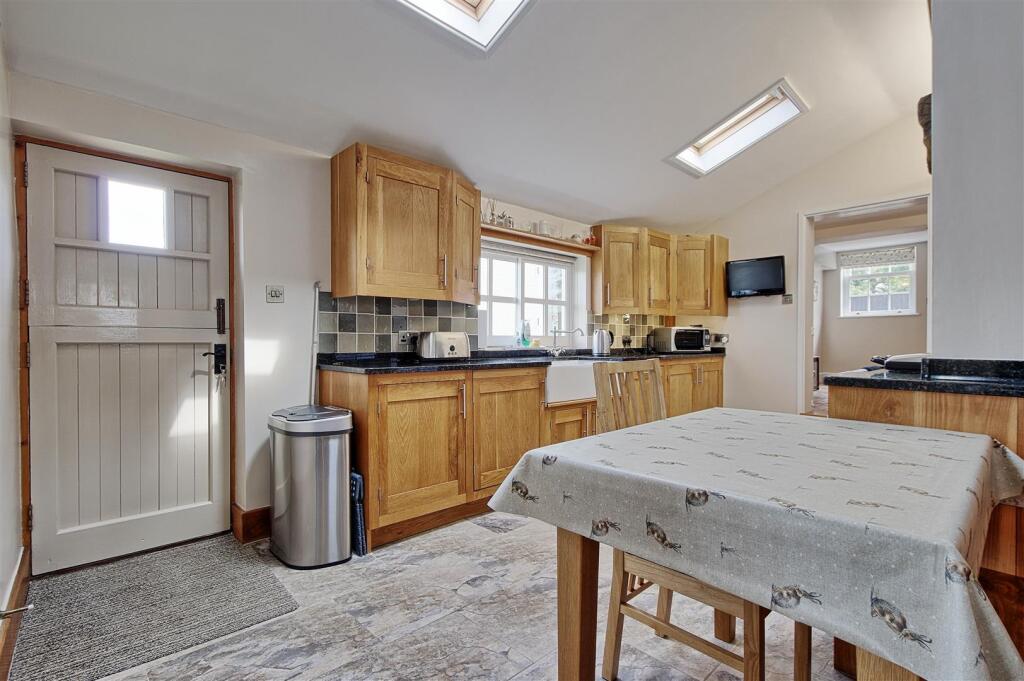 Kitchen 2.jpg
