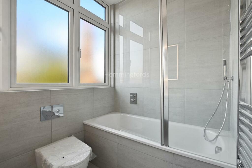 01-89eeGCHMF - 5 Solent Lodge - Bathroom 2 -Origin