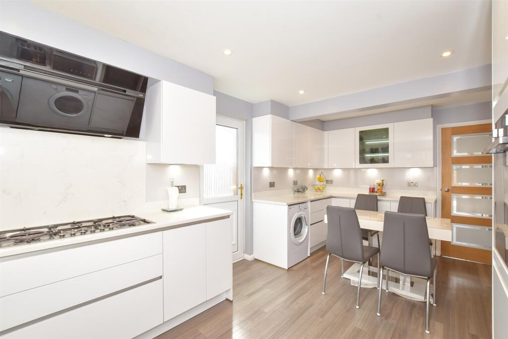 Kitchen/ Breakfast Room