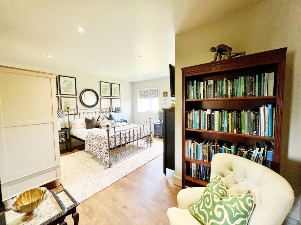 Bedroom 1 pic 1.jpg