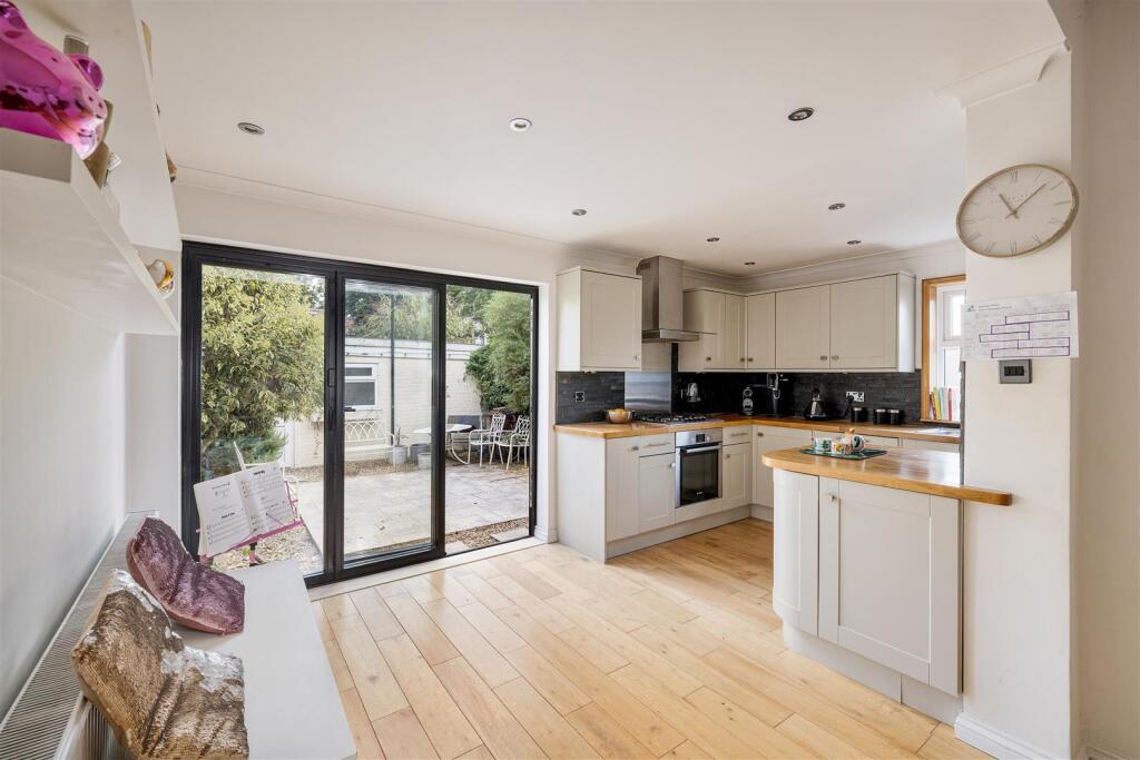 Peterborough Road, E10