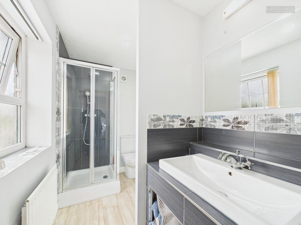 En-Suite To Master Bedroom