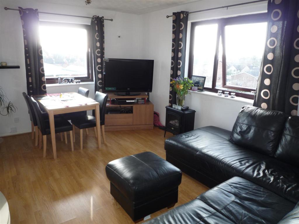 11 Manton Court lounge.JPG