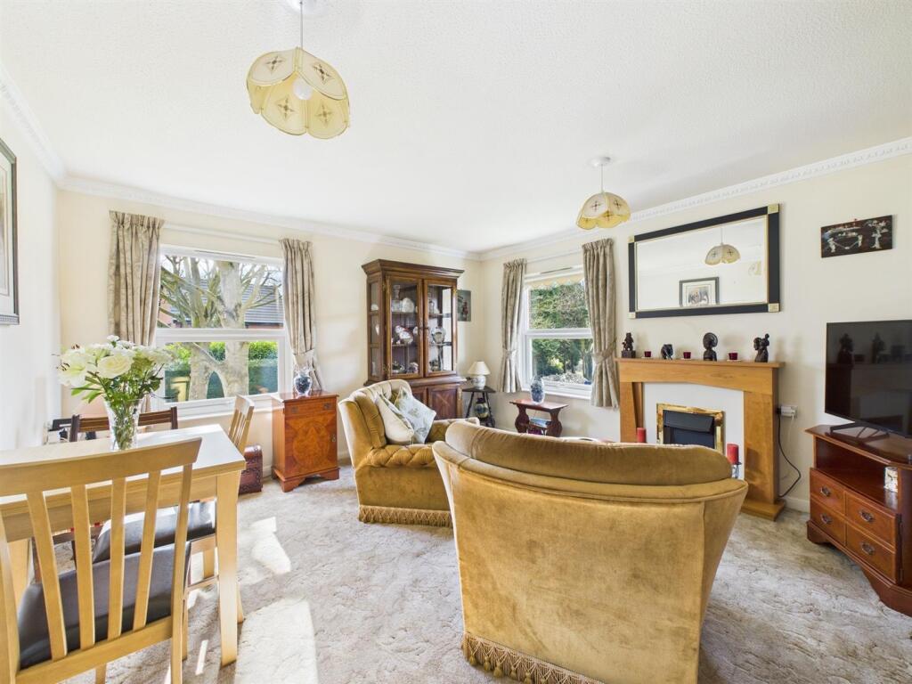 Lounge/Dining Room