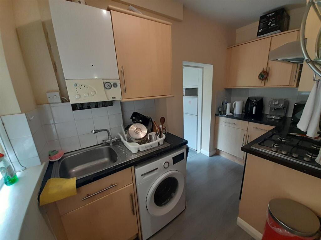 6. Kitchen 2.jpg