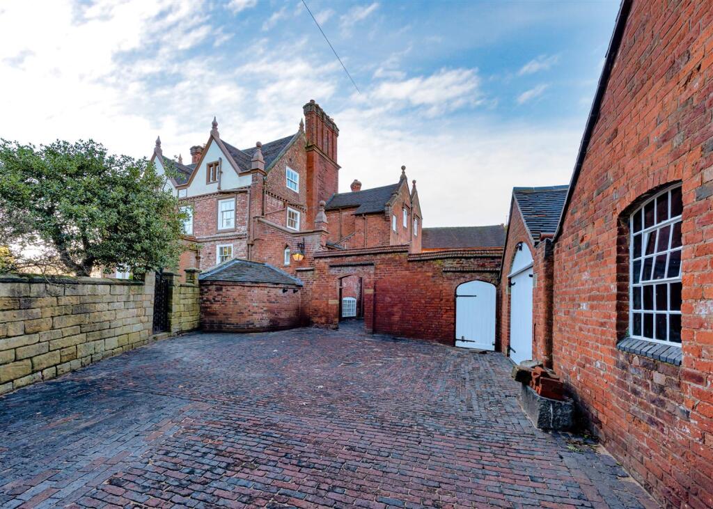 The Old Manor House-external DEC24-01.jpg