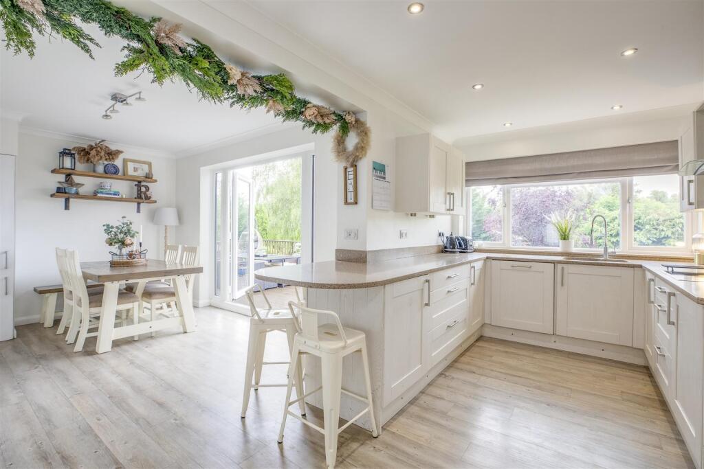 6 Beaconsfield Avenue, HP13 5EN-10.jpg